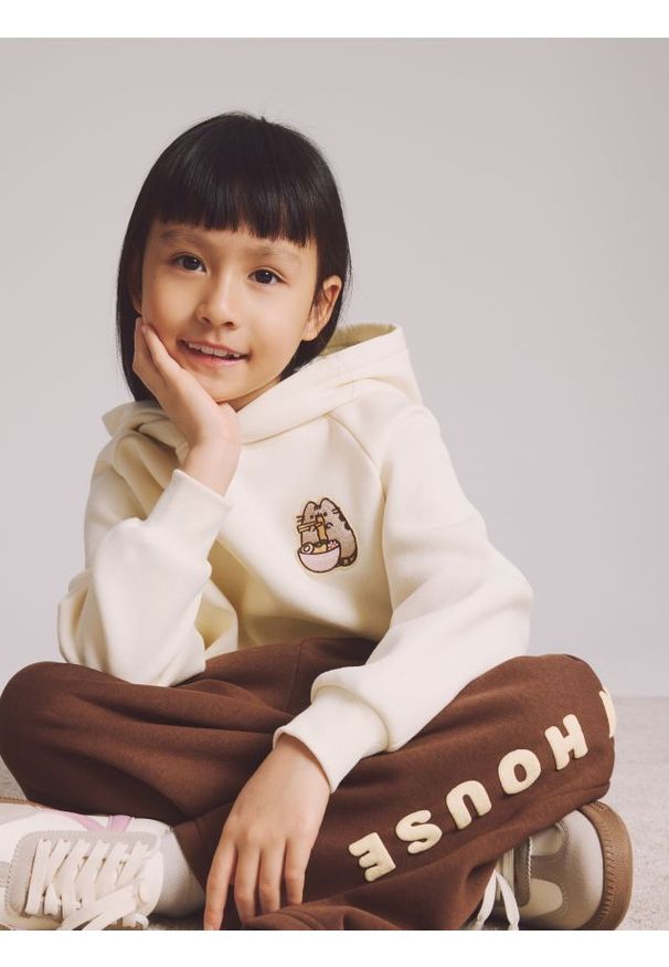 Reserved - Spodnie dresowe Pusheen - ciemnobrązowy. Kolor: brązowy. Materiał: dresówka