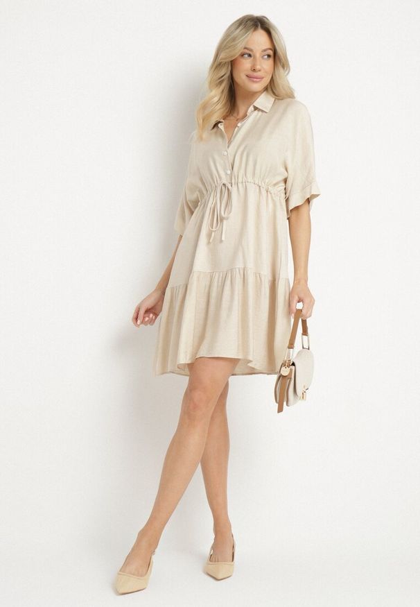 Born2be - Jasnobeżowa Sukienka Koszulowa z Wiskozy z Kołnierzykiem i Wiązaniem Nanieria. Okazja: na co dzień. Kolor: beżowy. Materiał: wiskoza. Długość rękawa: krótki rękaw. Typ sukienki: koszulowe. Styl: boho, casual