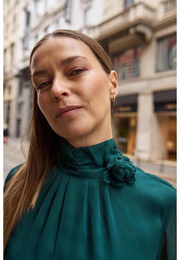 MOODO - Koszula z kwiatem zielona. Kolor: zielony. Materiał: poliester. Wzór: kwiaty