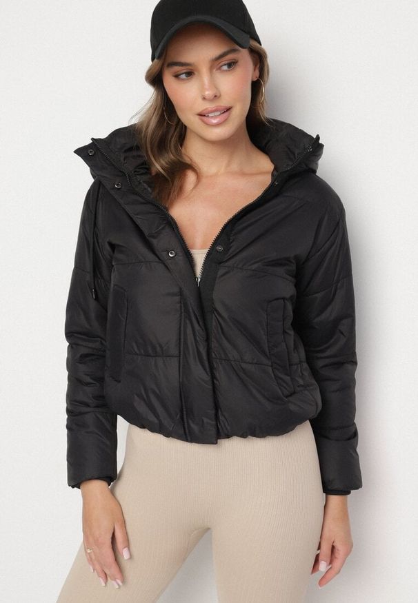 Born2be - Czarna Pikowana Kurtka z Kapturem i Lekkim Ociepleniem Ninirila. Okazja: na spacer. Typ kołnierza: kaptur. Kolor: czarny. Materiał: jeans. Długość: krótkie. Styl: klasyczny, elegancki