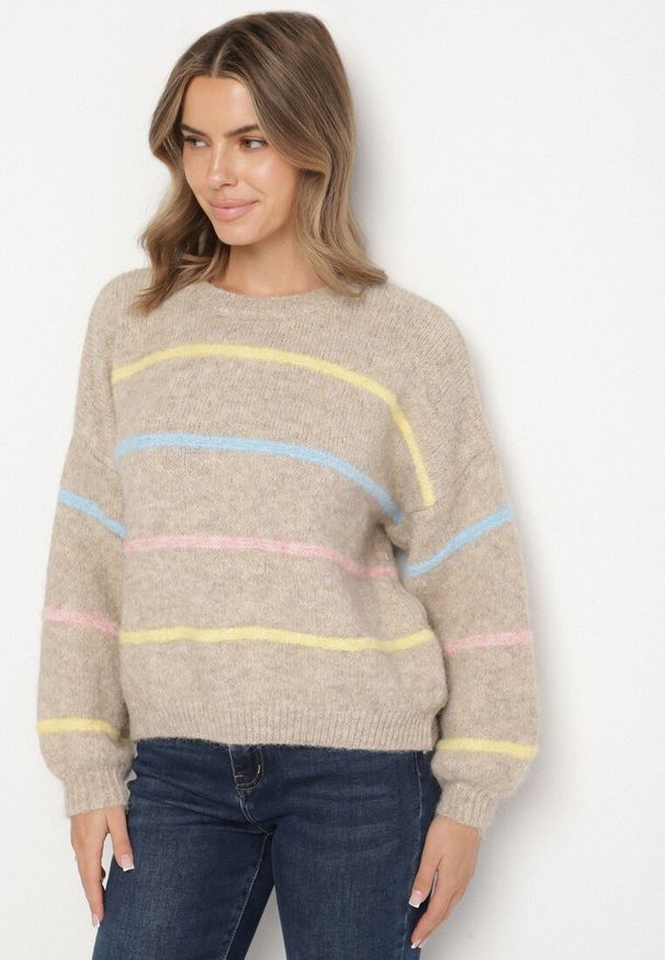 Born2be - Beżowy Nietoperzowy Sweter z Domieszką Wełny w Kolorowe Paski Rallieva. Okazja: na co dzień, na spacer. Kolor: beżowy. Materiał: wełna. Długość rękawa: długi rękaw. Długość: długie. Wzór: paski, kolorowy. Styl: casual, klasyczny