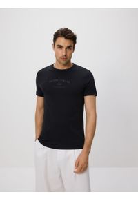 Reserved - T-shirt slim fit z nadrukiem - czarny. Kolor: czarny. Materiał: bawełna, dzianina. Wzór: nadruk
