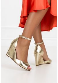 Casu - Złote sandały skórzane damskie na koturnie z zakrytą piętą pasek wokół kostki produkt polski casu 2603-703. Okazja: na co dzień. Zapięcie: pasek. Kolor: złoty. Materiał: skóra. Obcas: na koturnie. Styl: elegancki, casual, klasyczny #2