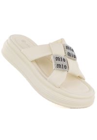 POTOCKI - Klapki damskie na platformie z cyrkoniami beżowe Potocki 16347. Kolor: beżowy. Materiał: skóra ekologiczna. Sezon: lato. Obcas: na platformie #1