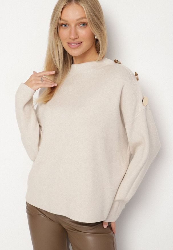 Born2be - Jasnobeżowy Sweter Ozdobiony Metalicznymi Guzikami Amentia. Typ kołnierza: golf. Kolor: beżowy. Materiał: jeans. Wzór: aplikacja. Styl: klasyczny