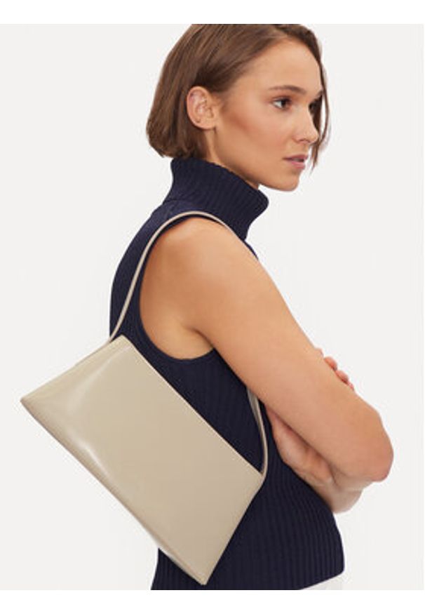 Calvin Klein Torebka Refined Sculpt K60K612574 Beżowy. Kolor: beżowy. Materiał: skórzane