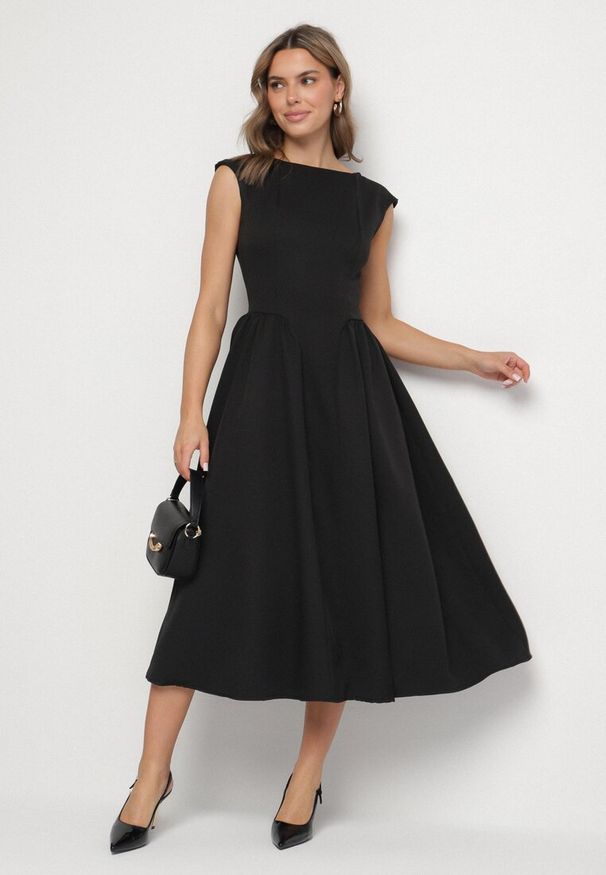 Born2be - Czarna Sukienka o Rozkloszowanym Kroju z Wiązaniem i Dekoltem w Łódkę Aladriela. Okazja: na co dzień. Typ kołnierza: dekolt w łódkę. Kolor: czarny. Długość rękawa: krótki rękaw. Sezon: wiosna, lato. Styl: casual, klasyczny