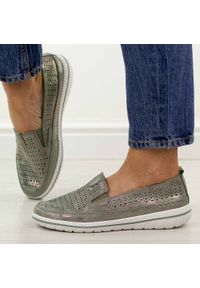 Zielone ażurowe skórzane półbuty damskie Jezzi 5364. Okazja: na spacer, na co dzień. Nosek buta: okrągły. Kolor: zielony. Materiał: skóra. Szerokość cholewki: normalna. Wzór: ażurowy. Sezon: wiosna, jesień, lato. Styl: casual, elegancki #1