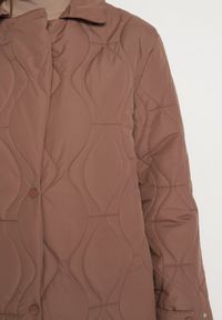 Born2be - Brązowy Długi Płaszcz Kurtka z Kołnierzem i Pikowaniem Semere. Kolor: brązowy. Długość: długie #2