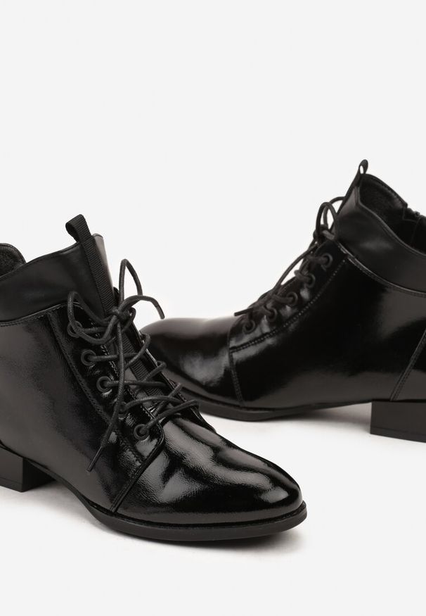 Born2be - Czarne Lakierowane Płaskie Botki ze Sznurowaniem Mivanna. Okazja: do pracy, na co dzień. Kolor: czarny. Materiał: lakier. Obcas: na obcasie. Styl: elegancki, casual, klasyczny. Wysokość obcasa: niski