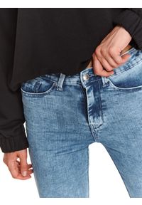 TOP SECRET - Oprane spodnie jeansowe 7/8. Okazja: na co dzień. Kolor: niebieski. Materiał: jeans. Sezon: jesień. Styl: casual, sportowy #8