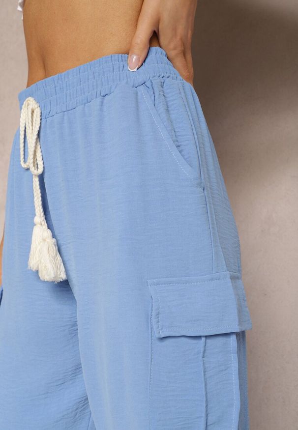 Renee - Niebieskie Spodnie High Waist o Kroju Bojówek z Kieszeniami Wykończone Gumką w Pasie Efiene. Okazja: na co dzień. Stan: podwyższony. Kolor: niebieski. Styl: casual