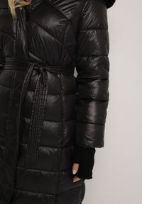 Born2be - Czarna Pikowana Kurtka o Długim Kroju z Odpinanym Kapturem z Futerkiem i Paskiem oleti. Okazja: na spacer, na co dzień. Kolor: czarny. Materiał: futro. Długość: długie. Sezon: zima. Styl: klasyczny, casual, elegancki #2