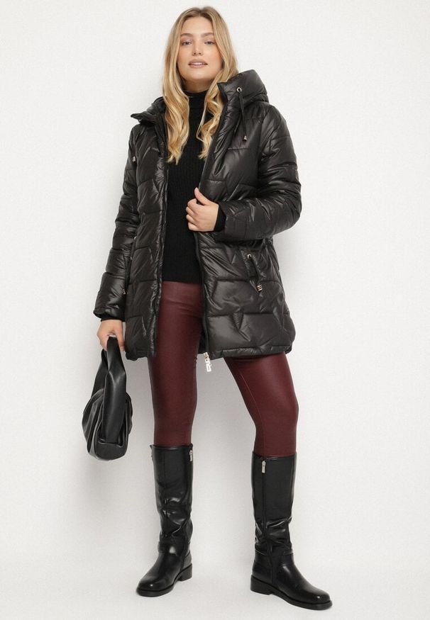 Born2be - Czarna Pikowana Kurtka o Prostym Kroju z Kapturem Nalarea. Okazja: na co dzień. Typ kołnierza: kaptur. Kolekcja: plus size. Kolor: czarny. Materiał: dzianina, jeans, poliester. Styl: casual, klasyczny, elegancki