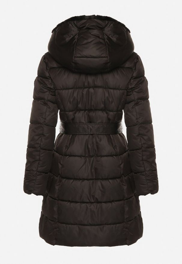 Born2be - Czarna Długa Kurtka Ozdobiona Pikowaniem z Nieodpinanym Kapturem i Paskiem Lidaveia. Okazja: na co dzień. Kolor: czarny. Materiał: jeans. Długość: długie. Wzór: aplikacja. Styl: casual, klasyczny, elegancki