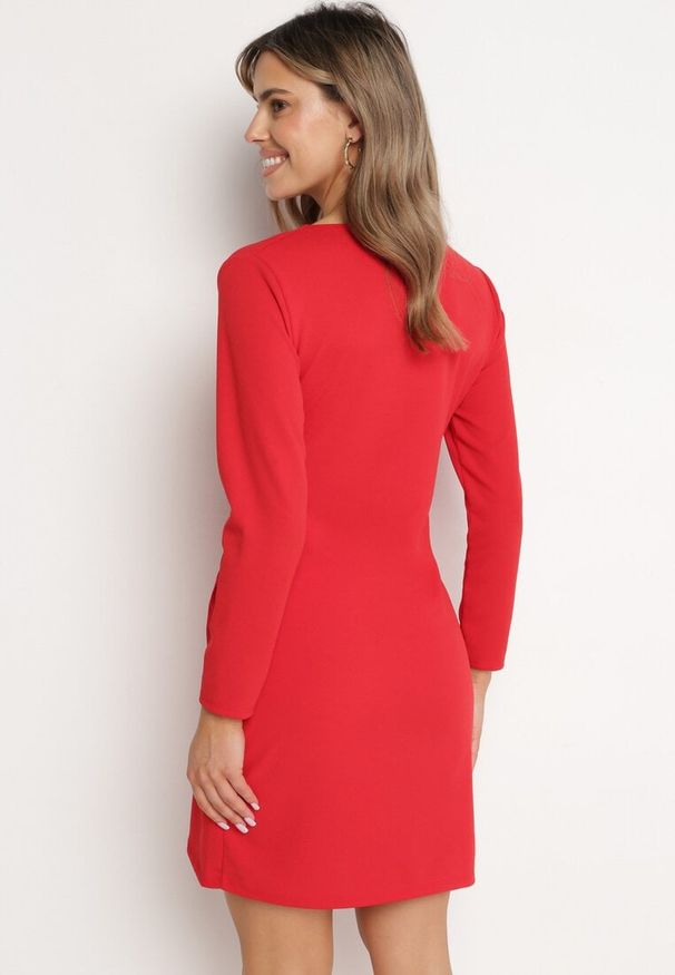 Born2be - Czerwona Sukienka Kopertowa z Ozdobnym Marszczeniem Ohildria. Kolor: czerwony. Typ sukienki: kopertowe. Styl: elegancki