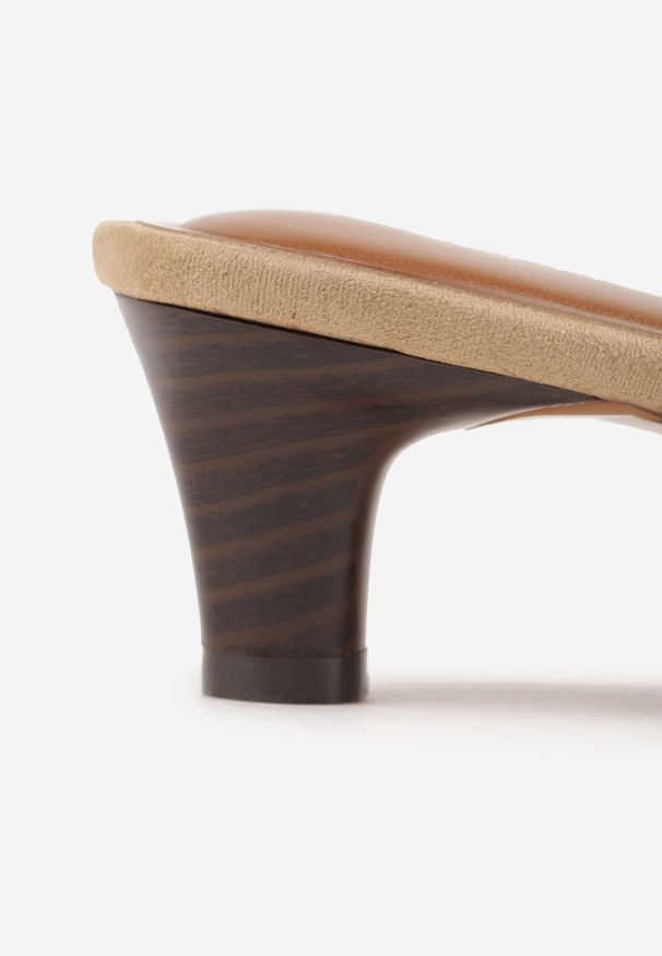 Renee - Beżowe Klapki na Kaczuszce VICES Ozdobione Geometryczną Cholewką Nedanoire. Okazja: na randkę, na spacer. Kolor: beżowy. Wzór: geometria, aplikacja. Obcas: na szpilce. Styl: boho. Wysokość obcasa: średni