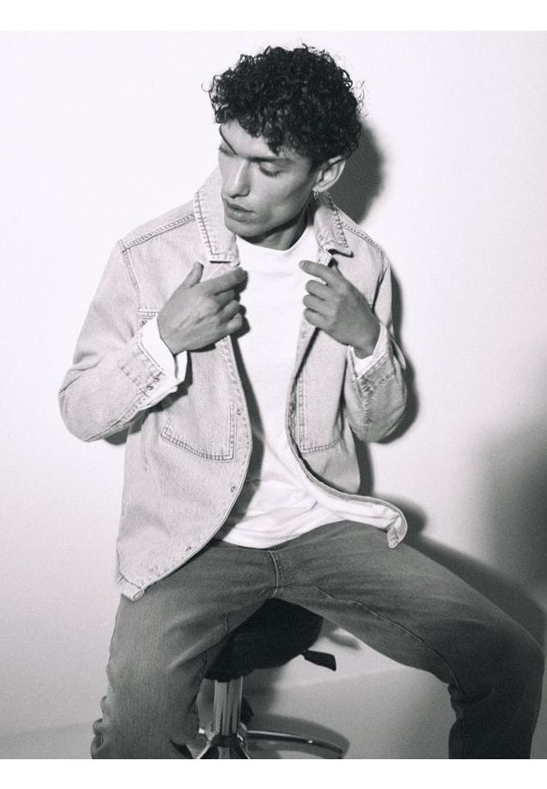 Reserved - Jeansy carrot slim z efektem sprania - niebieski. Kolor: niebieski