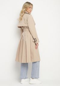 Born2be - Beżowy Płaszcz Trencz Dwurzędowy z Plisami z Tyłu i Materiałowym Paskiem Hellie. Kolor: beżowy. Materiał: materiał. Styl: elegancki #4