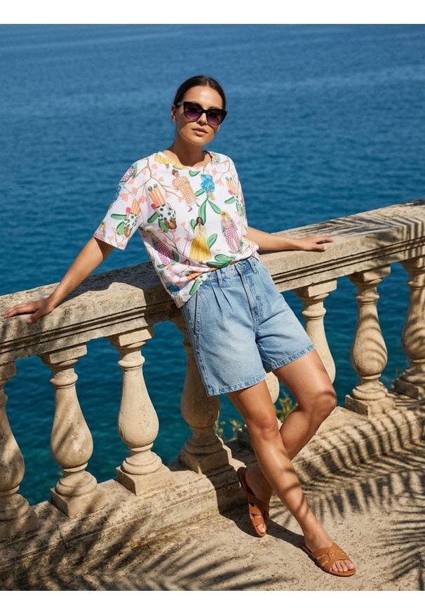 Sinsay - Bawełniana koszulka z nadrukiem modowym allover - wielobarwny. Materiał: bawełna. Wzór: nadruk