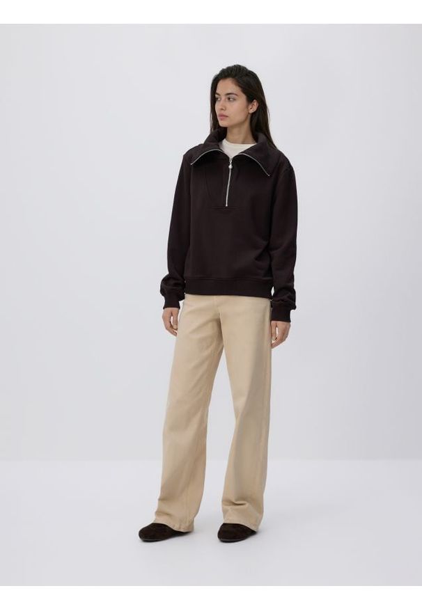 Reserved - Bluza z wysokim golfem - ciemnobrązowy. Typ kołnierza: golf. Kolor: brązowy. Materiał: dzianina, bawełna