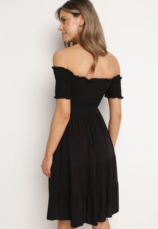 Born2be - Czarna Bawełniana Sukienka z Hiszpańskim Dekoltem z Szerokimi Falbanami na Dole Bliria. Okazja: na co dzień, na spacer. Typ kołnierza: dekolt hiszpanka. Kolor: czarny. Materiał: bawełna. Sezon: lato. Typ sukienki: rozkloszowane. Styl: casual, elegancki, wakacyjny