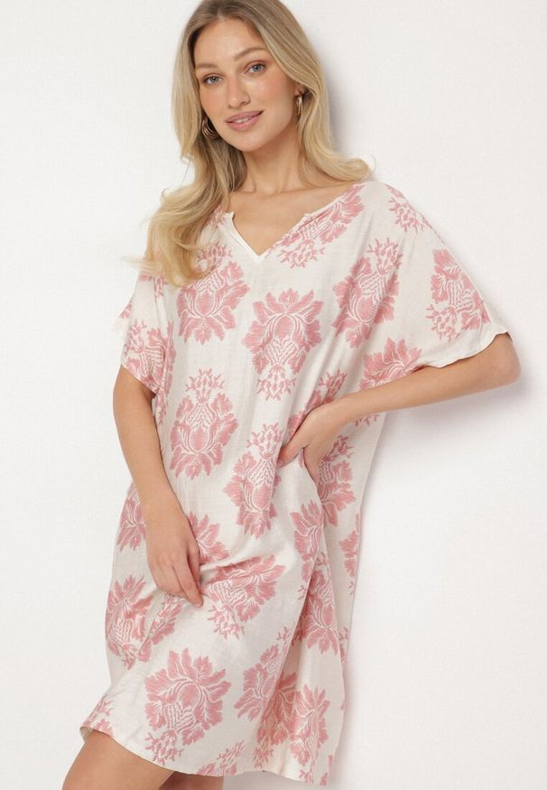 Born2be - Różowa Pudełkowa Sukienka z Wiskozy Ozdobiona Geometrycznym Wzorem Emilavie. Okazja: na co dzień. Typ kołnierza: dekolt w kształcie V. Kolor: różowy. Materiał: wiskoza. Wzór: aplikacja, geometria. Typ sukienki: proste. Styl: casual, elegancki, klasyczny