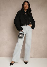 Renee - Czarna Bluzka Ozdobiona Wiązaniem i Plisowanymi Rękawami Jenowena. Okazja: na co dzień. Kolor: czarny. Materiał: jeans. Wzór: aplikacja. Styl: elegancki, casual #4