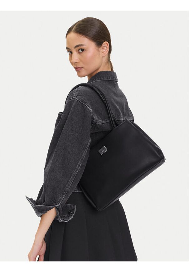 Tommy Jeans Torebka Tjw American Cool Med Tote AW0AW17297 Czarny. Kolor: czarny. Materiał: skórzane