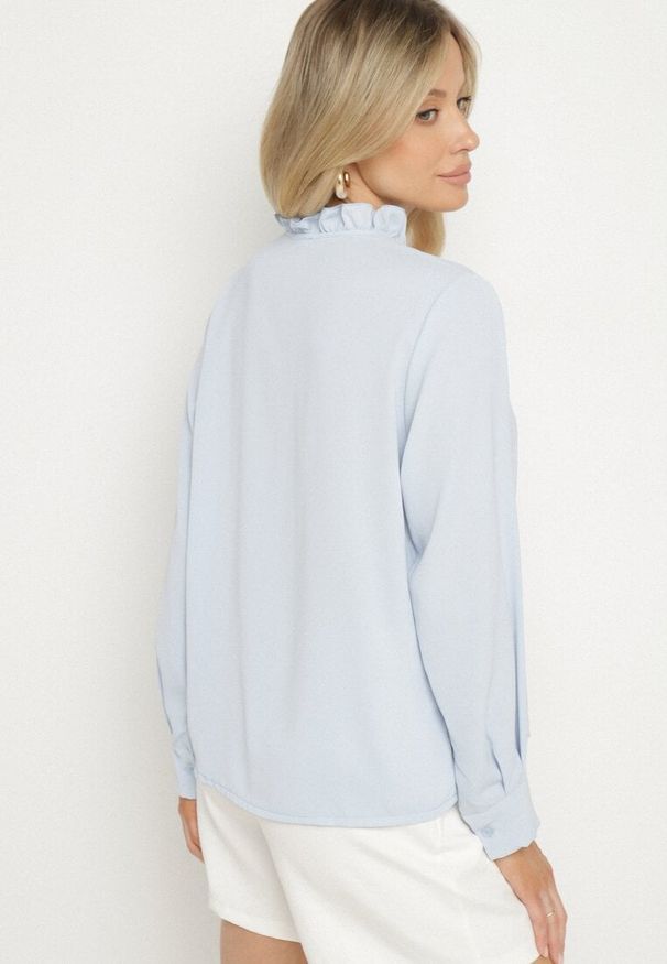 Born2be - Jasnoniebieska Bluzka z Dekoltem w Serek i Stójką z Falbanką Davisora. Okazja: na spotkanie biznesowe, na randkę, do pracy. Typ kołnierza: dekolt w serek, kołnierzyk stójkowy. Kolor: niebieski. Długość rękawa: długi rękaw. Długość: długie. Wzór: aplikacja. Styl: biznesowy, elegancki