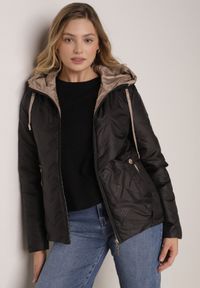 Born2be - Czarna Przejściowa Kurtka Pikowana z Kapturem i Kieszeniami Sazia. Okazja: na co dzień. Typ kołnierza: kaptur. Kolor: czarny. Materiał: poliester, jeans. Styl: casual, sportowy #4