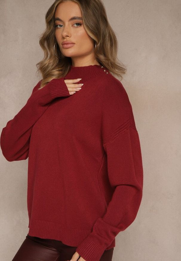 Renee - Bordowy Gładki Golf Zdobiony Guzikami przy Dekolcie Rallessa. Okazja: na randkę, na co dzień, na spotkanie biznesowe. Typ kołnierza: golf. Kolor: czerwony. Materiał: jeans. Długość rękawa: długi rękaw. Długość: długie. Wzór: gładki, aplikacja. Styl: klasyczny, casual, elegancki, biznesowy