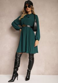 Renee - Ciemnozielona Plisowana Sukienka o Eleganckim Kroju z Wiązaniem przy Dekolcie i Gumką w Pasie Belorinda. Okazja: na co dzień. Typ kołnierza: typu klepsydra. Kolor: zielony. Długość rękawa: długi rękaw. Styl: elegancki #2
