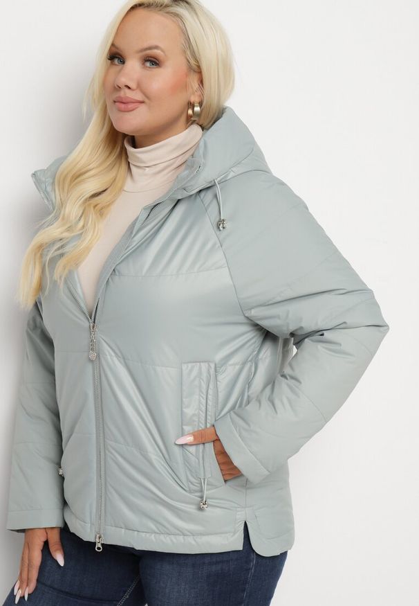 Born2be - Miętowa Pikowana Kurtka o Pudełkowym Kroju z Szerokim Kołnierzem Evindas. Okazja: na spotkanie biznesowe, do pracy. Kolor: miętowy. Materiał: jeans, materiał. Styl: biznesowy, klasyczny, elegancki