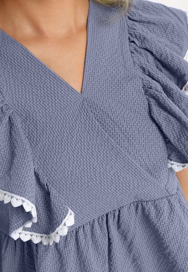 Born2be - Niebieska Bluzka Ozdobiona Falbanką przy Ramionach i na Dole Frilemia. Okazja: na spotkanie biznesowe, do pracy, na co dzień. Typ kołnierza: kołnierz z falbankami. Kolor: niebieski. Materiał: jeans. Wzór: aplikacja. Styl: biznesowy, casual, elegancki