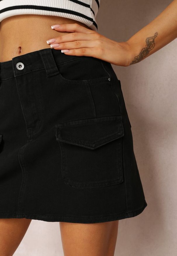 Renee - Czarna Spódnica Mini z Jeansu z Regularnym Stanem Veliaya. Kolor: czarny. Materiał: jeans