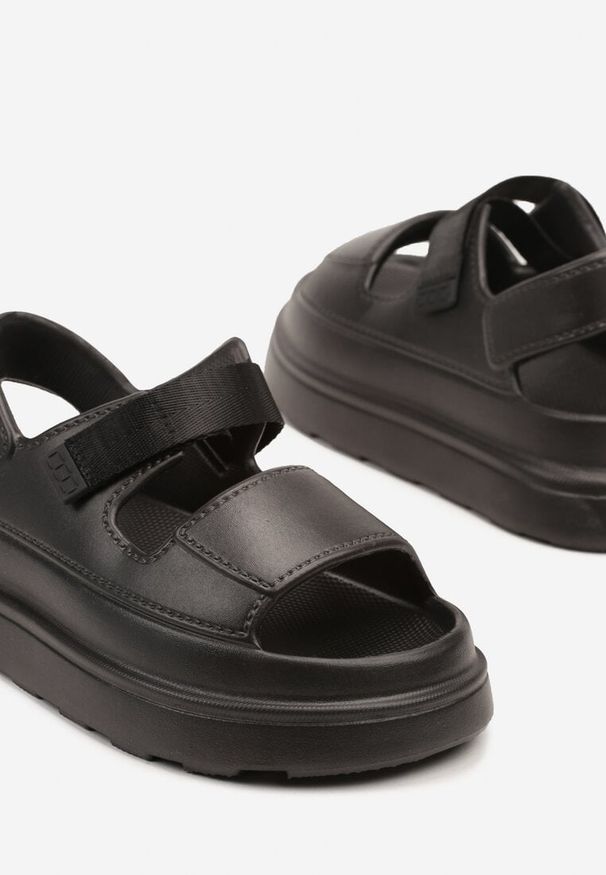 Born2be - Czarne Sandały na Grubej Piankowej Podeszwie z Satynowym Rzepem Telmaris. Okazja: na co dzień, do pracy, na spotkanie biznesowe. Nosek buta: otwarty. Zapięcie: rzepy. Kolor: czarny. Materiał: satyna. Styl: biznesowy, klasyczny, casual, elegancki