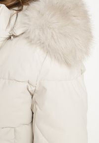 Born2be - Jasnobeżowa Pikowana Kurtka z Szerokimi Ściągaczami i Ozdobnym Futrem przy Kapturze Inandria. Okazja: na co dzień, na spotkanie biznesowe, do pracy. Kolor: beżowy. Materiał: futro. Długość rękawa: długi rękaw. Długość: długie. Styl: biznesowy, casual, elegancki, klasyczny #3