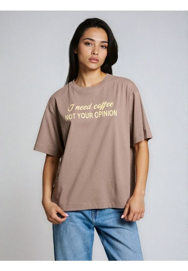 Sinsay - Bawełniana koszulka z napisem - brązowy. Kolor: brązowy. Materiał: bawełna. Wzór: napisy