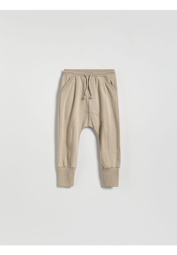 Reserved - Dresowe spodnie - beżowy. Kolor: beżowy. Materiał: dresówka