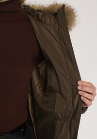 Born2be - Ciemnozielona Pikowana Kurtka z Paskiem Nieodpinanym Kapturem i Futerkiem Retinda. Okazja: na spacer, na co dzień. Kolor: zielony. Materiał: futro. Styl: casual #4