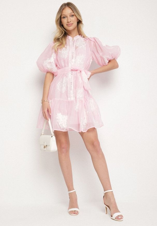 Born2be - Różowa Koszulowa Przezroczysta Sukienka z Bawełną Haftami i Paskiem Lirulira. Okazja: na co dzień. Kolor: różowy. Materiał: bawełna. Wzór: haft. Sezon: lato. Typ sukienki: koszulowe. Styl: casual, elegancki
