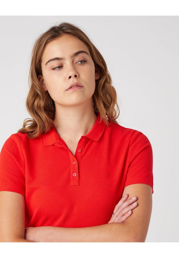 Wrangler - DAMSKI T-SHIRT WRANGLER POLO FLAME RED W7Q1-K4-R06 112132076. Typ kołnierza: polo