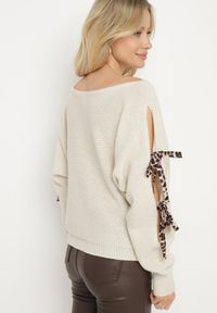Born2be - Beżowy Sweter z Moherem o Nietoperzowym Kroju z Ozdobnymi Wiązaniami w Panterkę Semiri. Okazja: na co dzień. Typ kołnierza: dekolt w łódkę. Kolor: beżowy. Materiał: moher. Długość rękawa: długi rękaw. Długość: długie. Wzór: motyw zwierzęcy. Styl: glamour, elegancki, casual #2