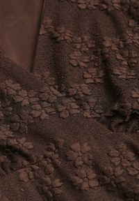 Renee - Brązowe Body Longsleeve z Kopertowym Dekoltem w Kwiatowy Print Zenneva. Typ kołnierza: dekolt w kształcie V. Kolor: brązowy. Długość rękawa: długi rękaw. Długość: długie. Wzór: nadruk, kwiaty #2