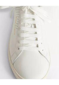 PALM ANGELS - Białe sneakersy ze złotym logo. Kolor: biały. Wzór: aplikacja. Obcas: na płaskiej podeszwie #6