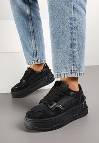 Renee - Czarne Sneakersy na Platformie Ozdobionej Tłoczeniem Deovithra. Okazja: na co dzień. Zapięcie: sznurówki. Kolor: czarny. Materiał: jeans. Wzór: aplikacja. Obcas: na platformie #3