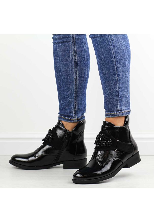 Czarne lakierowane botki damskie S.Barski 42-021. Okazja: na co dzień. Nosek buta: okrągły. Kolor: czarny. Szerokość cholewki: normalna. Wzór: aplikacja. Materiał: lakier, skóra. Sezon: zima, jesień. Obcas: na obcasie. Styl: klasyczny, casual, elegancki. Wysokość obcasa: niski