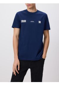 Reserved - T-shirt regular z nadrukiem - granatowy. Kolor: niebieski. Materiał: bawełna, dzianina. Wzór: nadruk