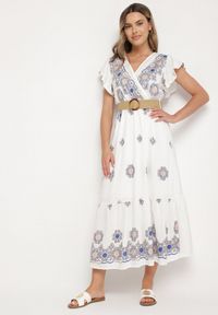 Born2be - Biało-Niebieska Wiskozowa Sukienka z Paskiem w Ornamentny Wzór Nilorine. Okazja: na co dzień, na spacer. Kolor: niebieski. Materiał: wiskoza. Typ sukienki: kopertowe. Styl: klasyczny, casual, elegancki #1